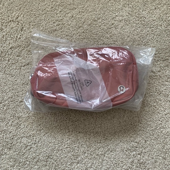 NWT Lululemon Everywhere Belt Bag Brier Rose - Picture 8 of 8